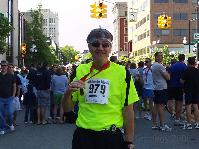 DexterA2 890.jpg - The Ann Arbor Track Club (AATC) hosts the annual Dexter to Ann Arbor Half Marathon run. These photos are the 2009 run.